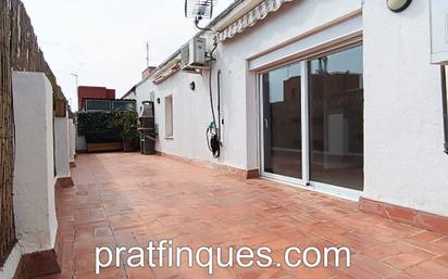 Vista exterior de Àtic en venda en El Prat de Llobregat amb Aire condicionat, Calefacció i Parquet