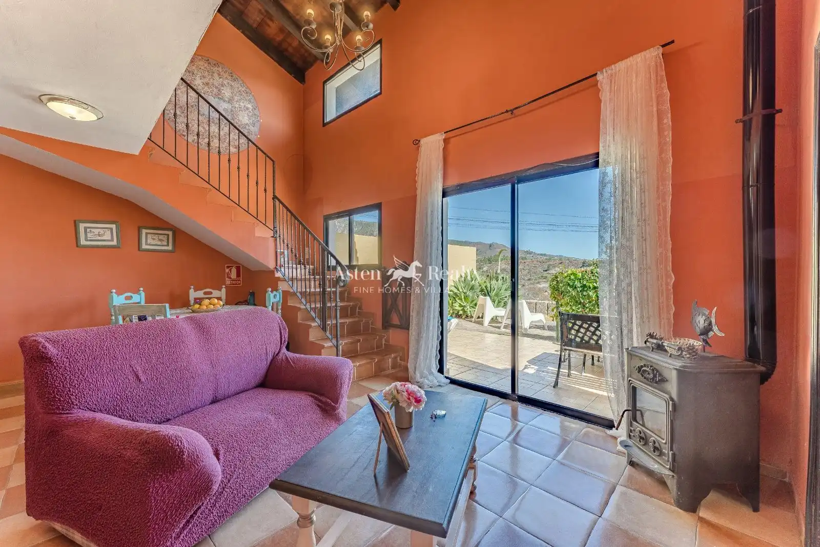 Sala d'estar de Casa adosada en venda en San Miguel de Abona amb Jardí privat, Terrassa i Moblat