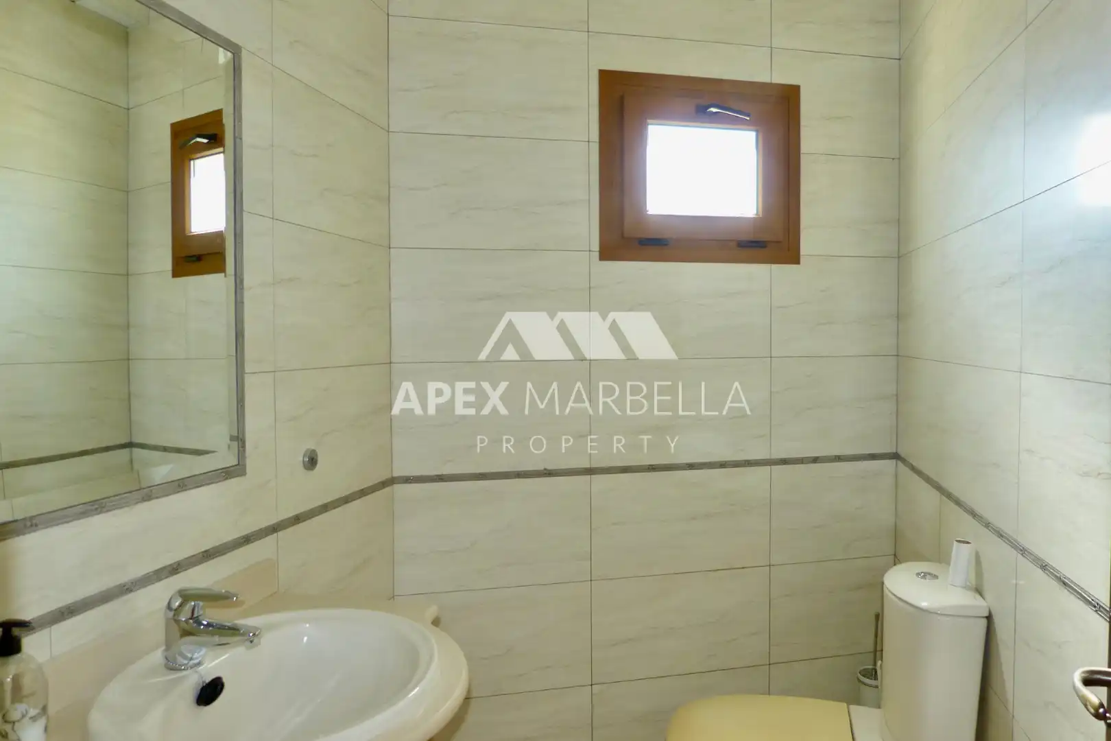Bany de Local en venda en Marbella amb Aire condicionat, Moblat i Internet