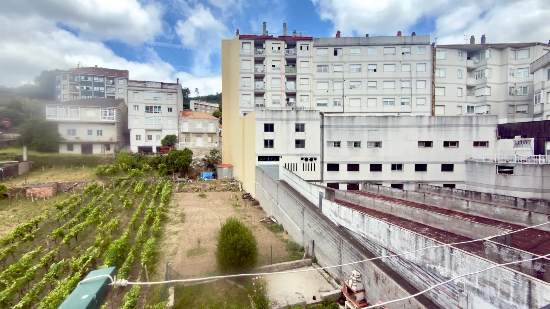 Vista exterior de Pis en venda en Ribadavia amb Calefacció, Moblat i Balcó
