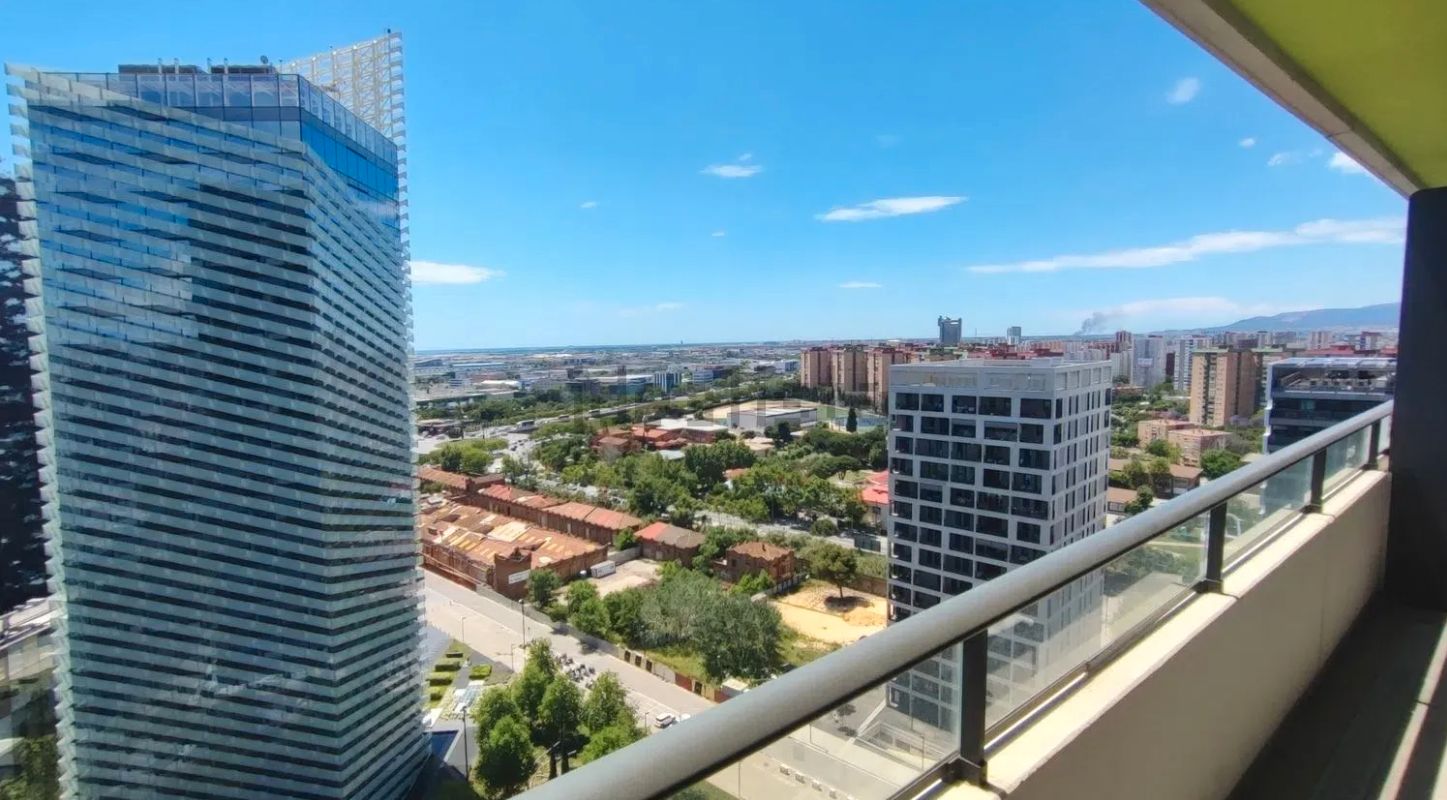 Exterior view of Flat to rent in L'Hospitalet de Llobregat  with Air Conditioner, Heating and Parquet flooring