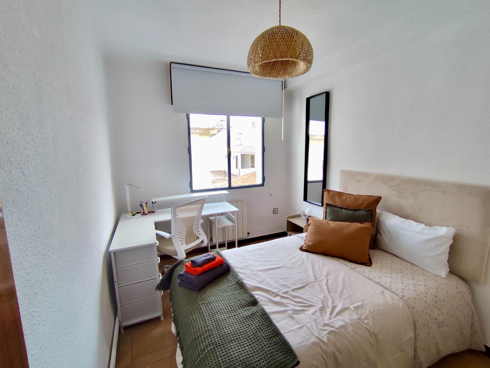 Bedroom of Flat to share in  Granada Capital  with Heating and Balcony