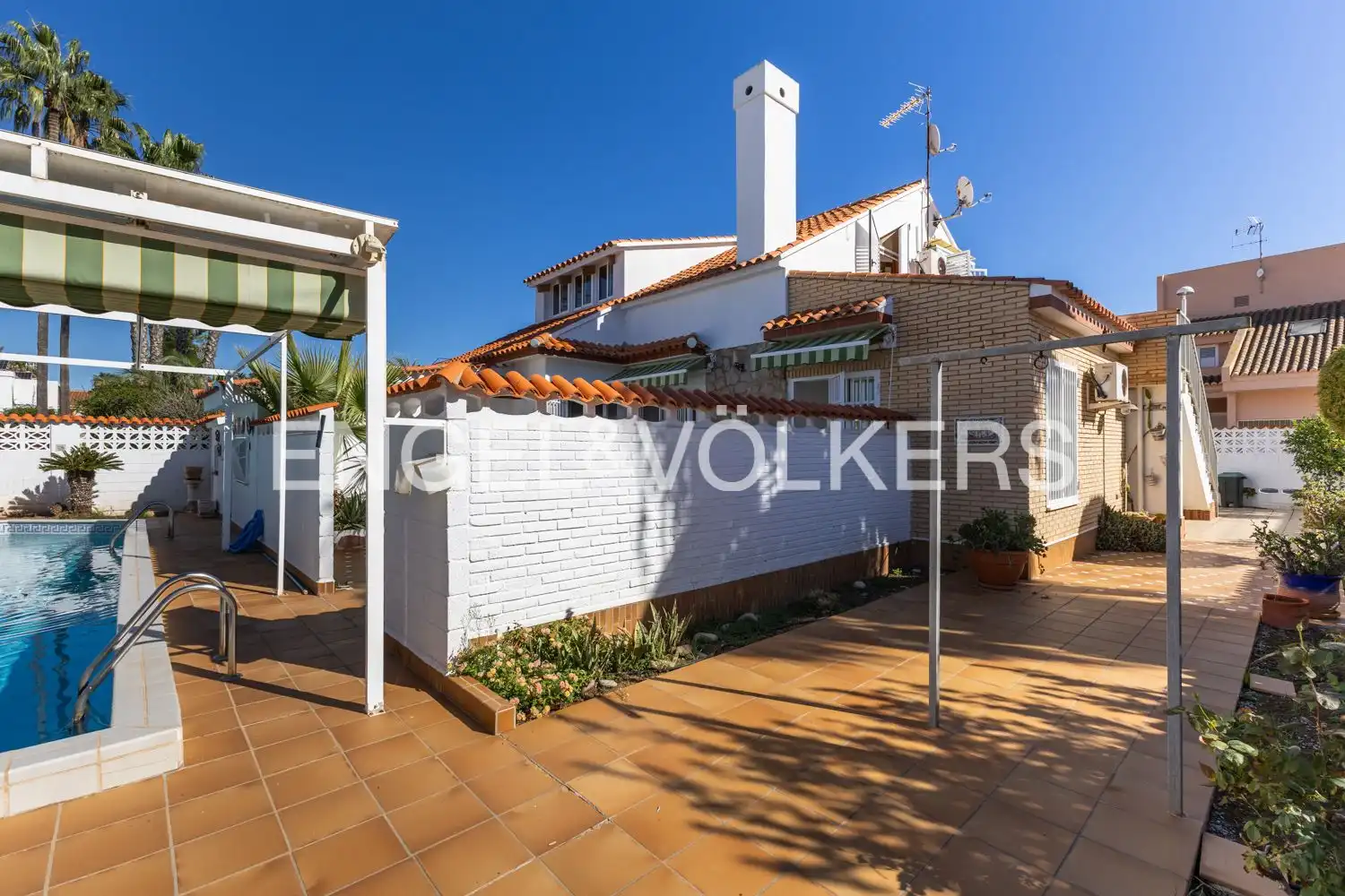 Vista exterior de Casa o xalet en venda en Sagunto / Sagunt amb Aire condicionat, Calefacció i Jardí privat