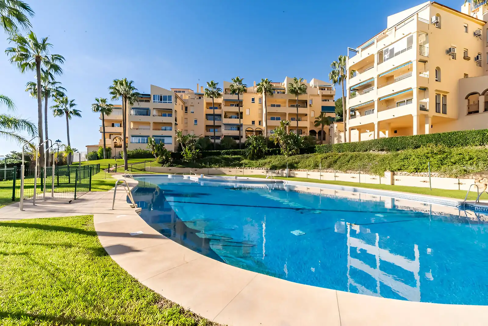 Piscina de Planta baja en venta en Benalmádena con Aire acondicionado, Terraza y Piscina