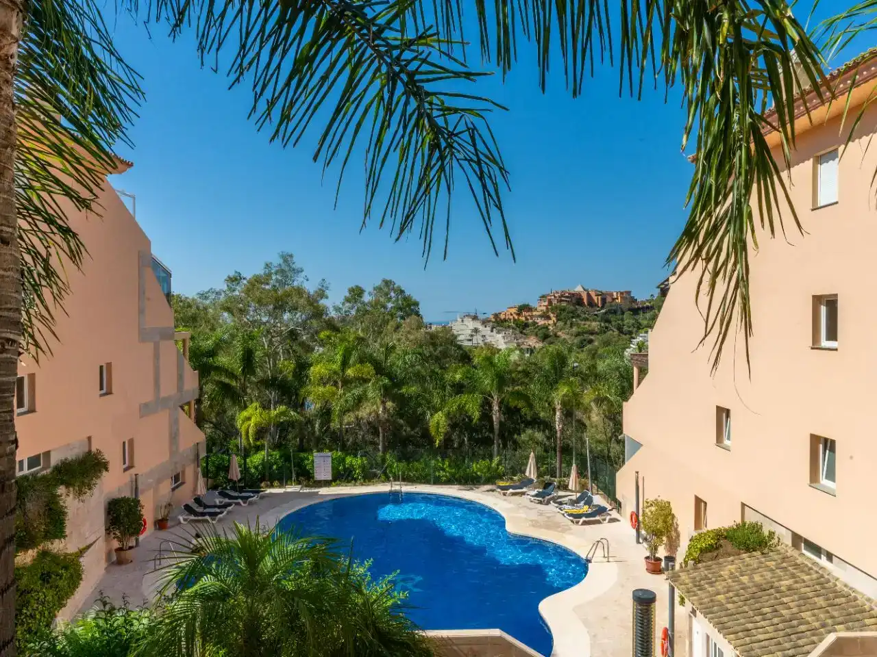 Vista exterior de Piso en venta en Marbella con Aire acondicionado, Terraza y Piscina