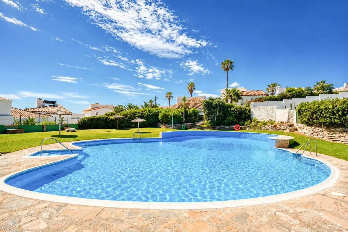 Piscina de Casa adosada en venta en Estepona con Aire acondicionado, Jardín privado y Terraza