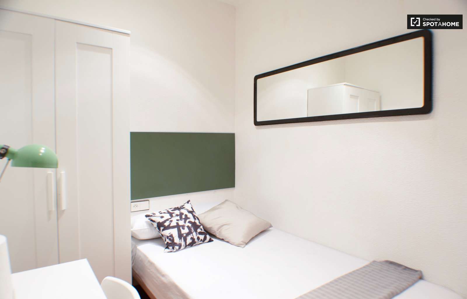 Bedroom of Flat to share in  Barcelona Capital  with Air Conditioner and Terrace