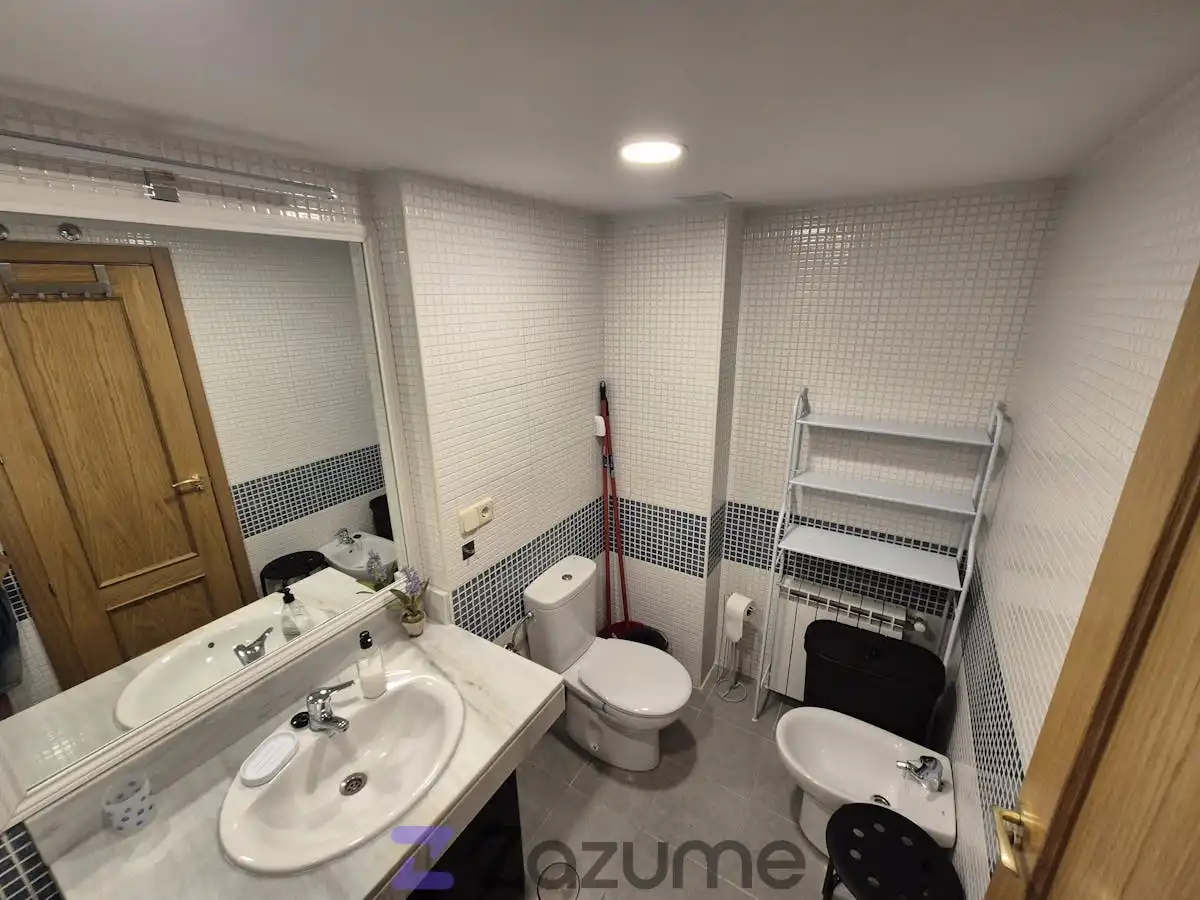 Bathroom of Flat for rent in Recas  with Air Conditioner, Heating and Terrace