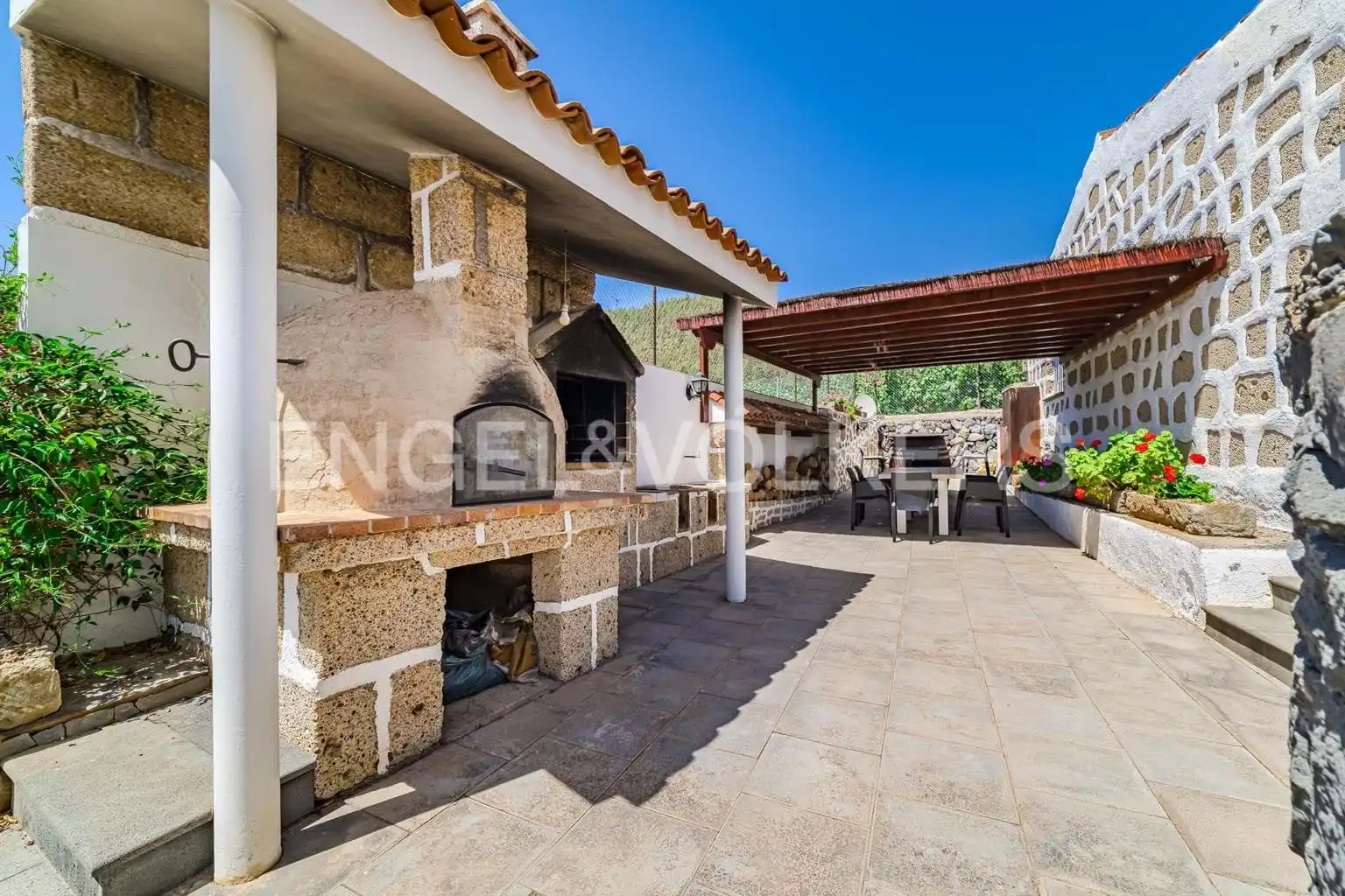 Vista exterior de Casa o xalet en venda en Granadilla de Abona amb Aire condicionat, Terrassa i Moblat