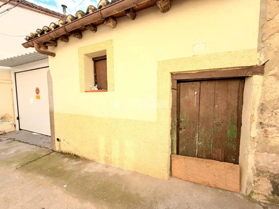 Vista exterior de Local en venta en Torrelaguna