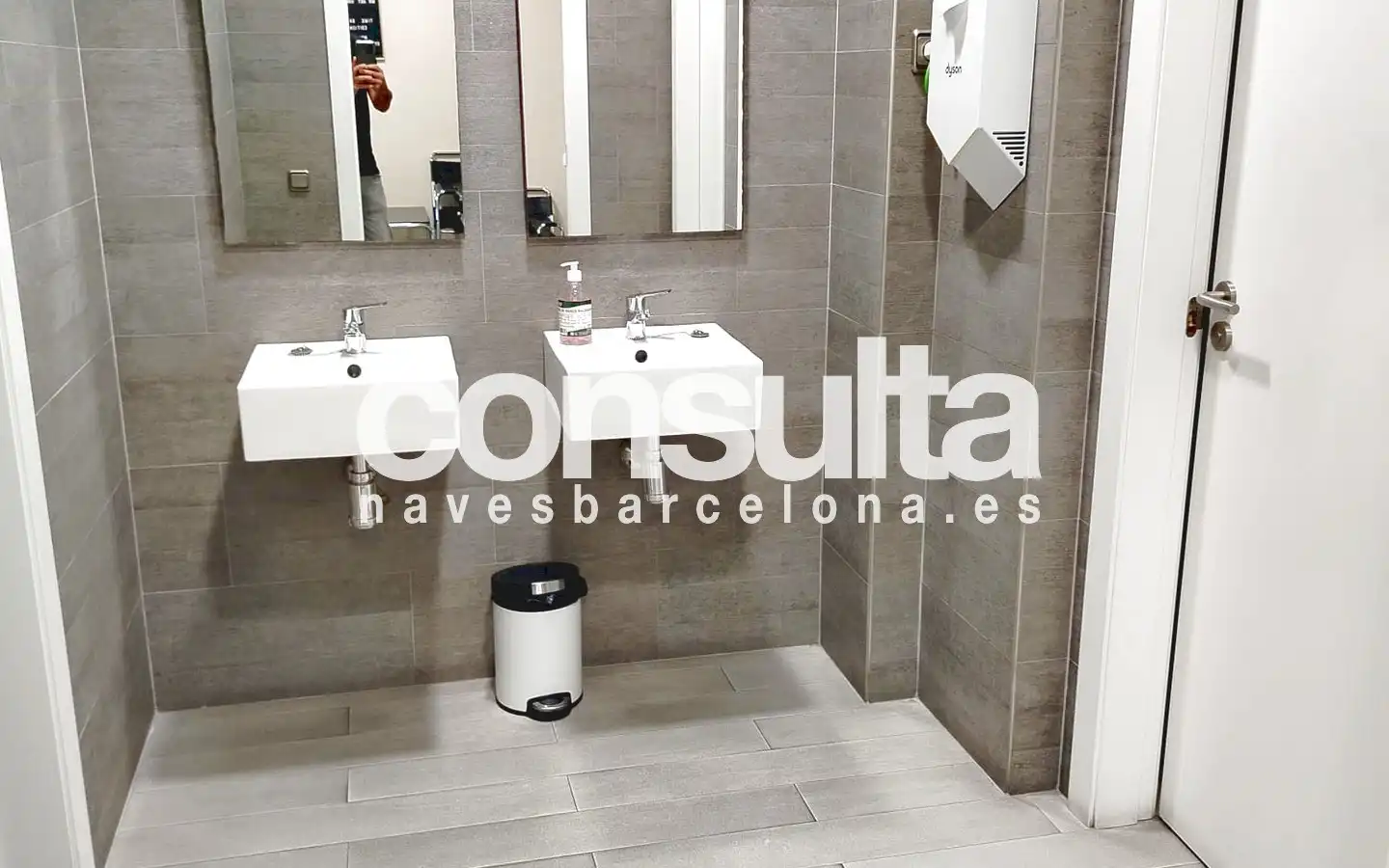 Badezimmer von Fabrikhallen zur Miete in Gavà