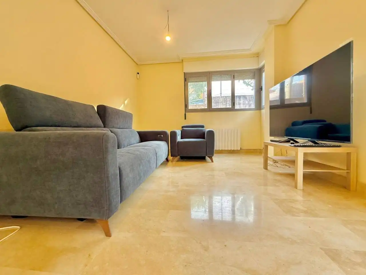 Sala de estar de Casa adosada en venta en Bargas con Calefacción, Jardín privado y Alarma