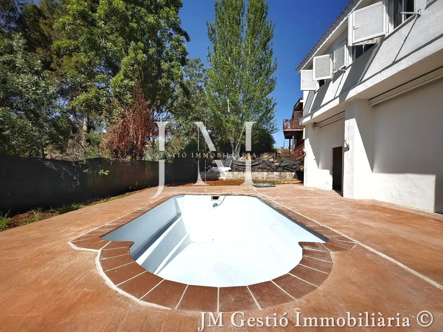 Vista exterior de Casa o xalet en venda en Rubí amb Calefacció, Jardí privat i Piscina