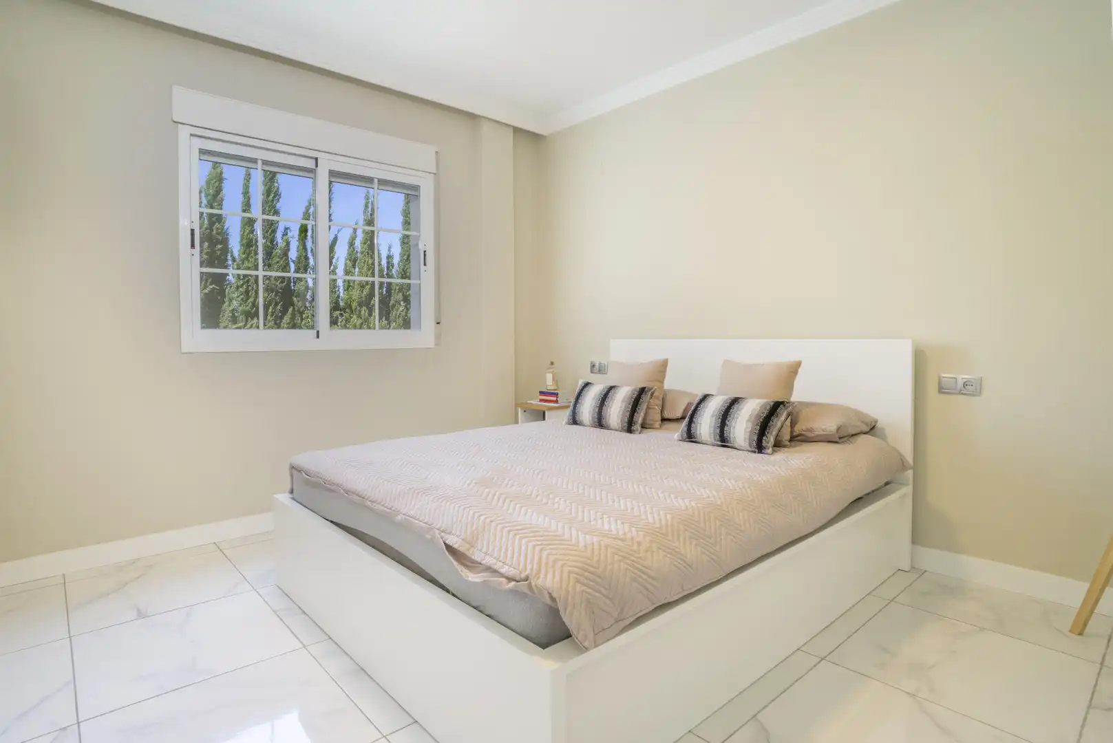 Habitación de Planta baja en venta en Marbella con Aire acondicionado, Terraza y Piscina