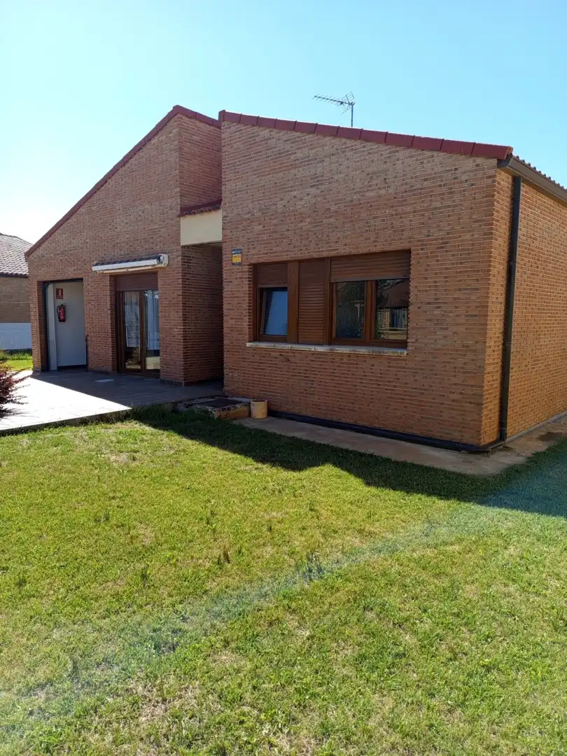 Vista exterior de Casa o xalet en venda en Grijota amb Calefacció i Jardí privat