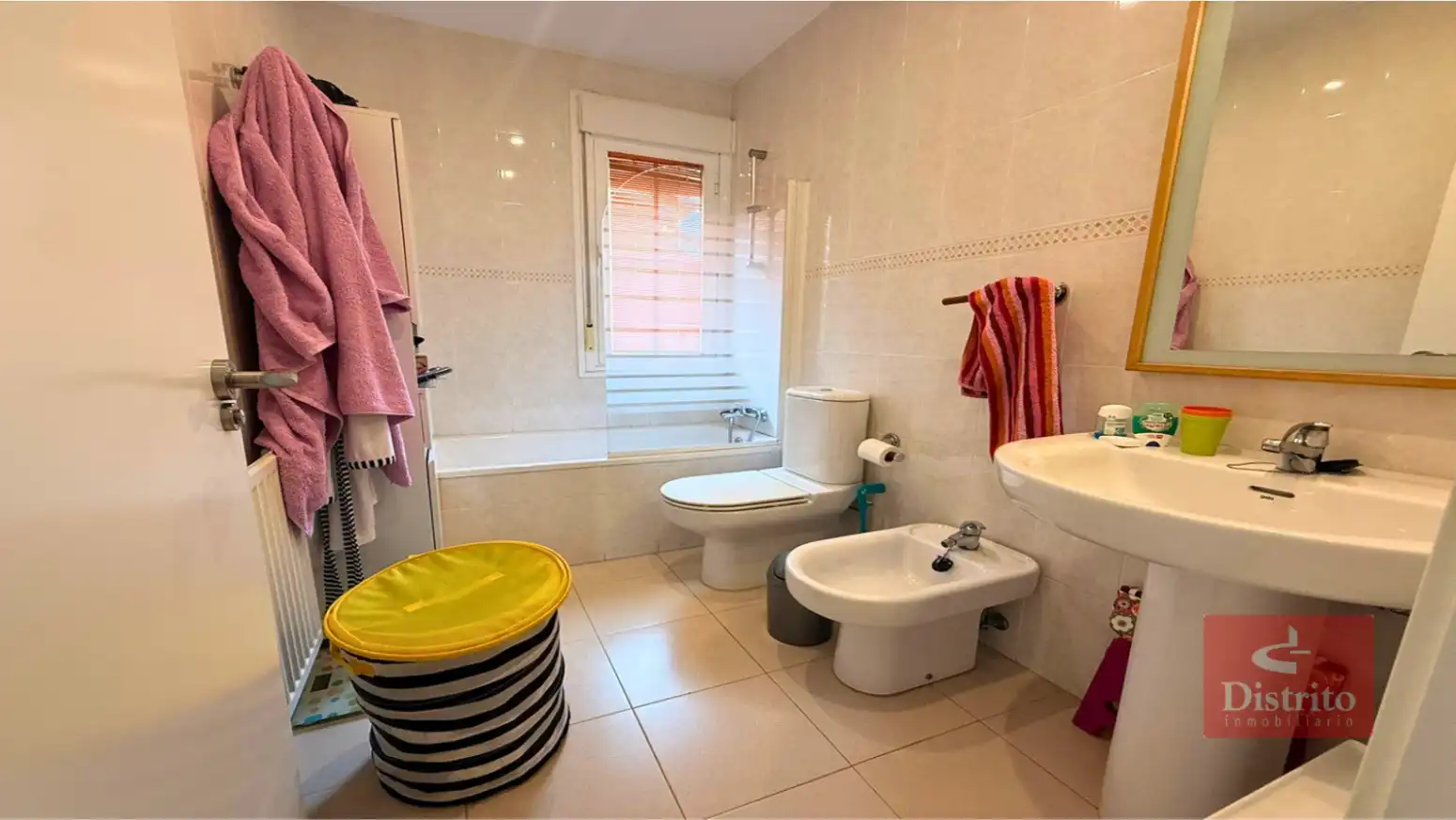 Badezimmer von Einfamilien-Reihenhaus zum Verkauf in Piélagos mit Heizung, Privatgarten und Terrasse