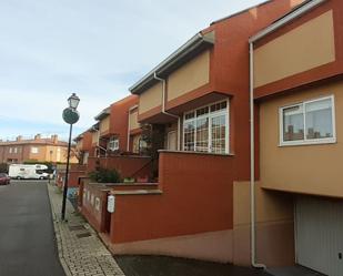 Vista exterior de Casa o xalet en venda en Fuensaldaña amb Aire condicionat i Calefacció