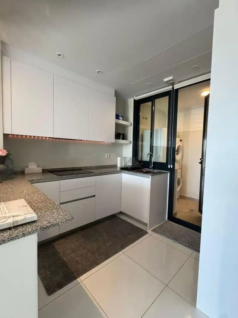 Cuina de Planta baixa de lloguer en Estepona amb Aire condicionat, Jardí privat i Terrassa