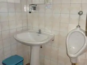 Badezimmer von Geschaftsraum zur Miete in Gijón  mit Terrasse und Möbliert