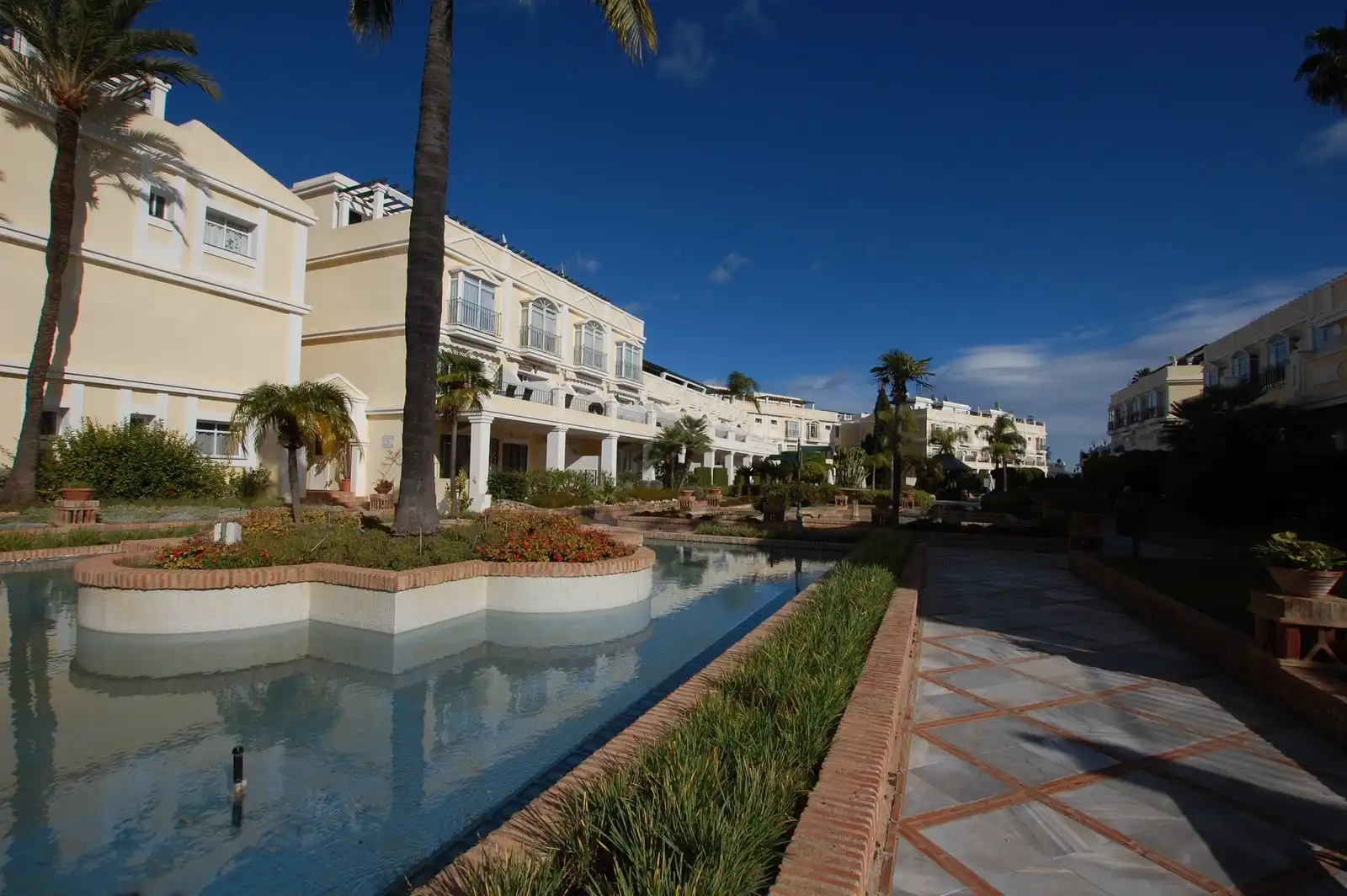 Vista exterior de Piso en venta en Marbella con Aire acondicionado, Terraza y Amueblado