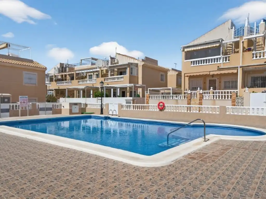 Außenansicht von Einfamilien-Reihenhaus zum Verkauf in Torrevieja mit Klimaanlage, Privatgarten und Schwimmbad