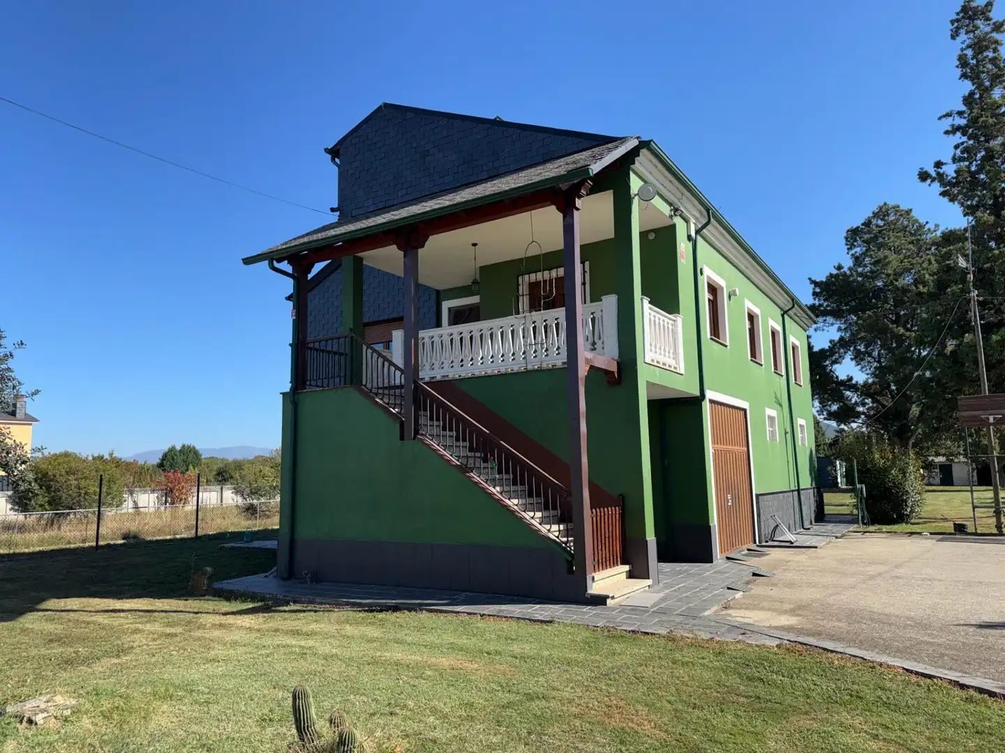 Vista exterior de Casa o chalet en venta en Ponferrada con Calefacción, Terraza y Amueblado