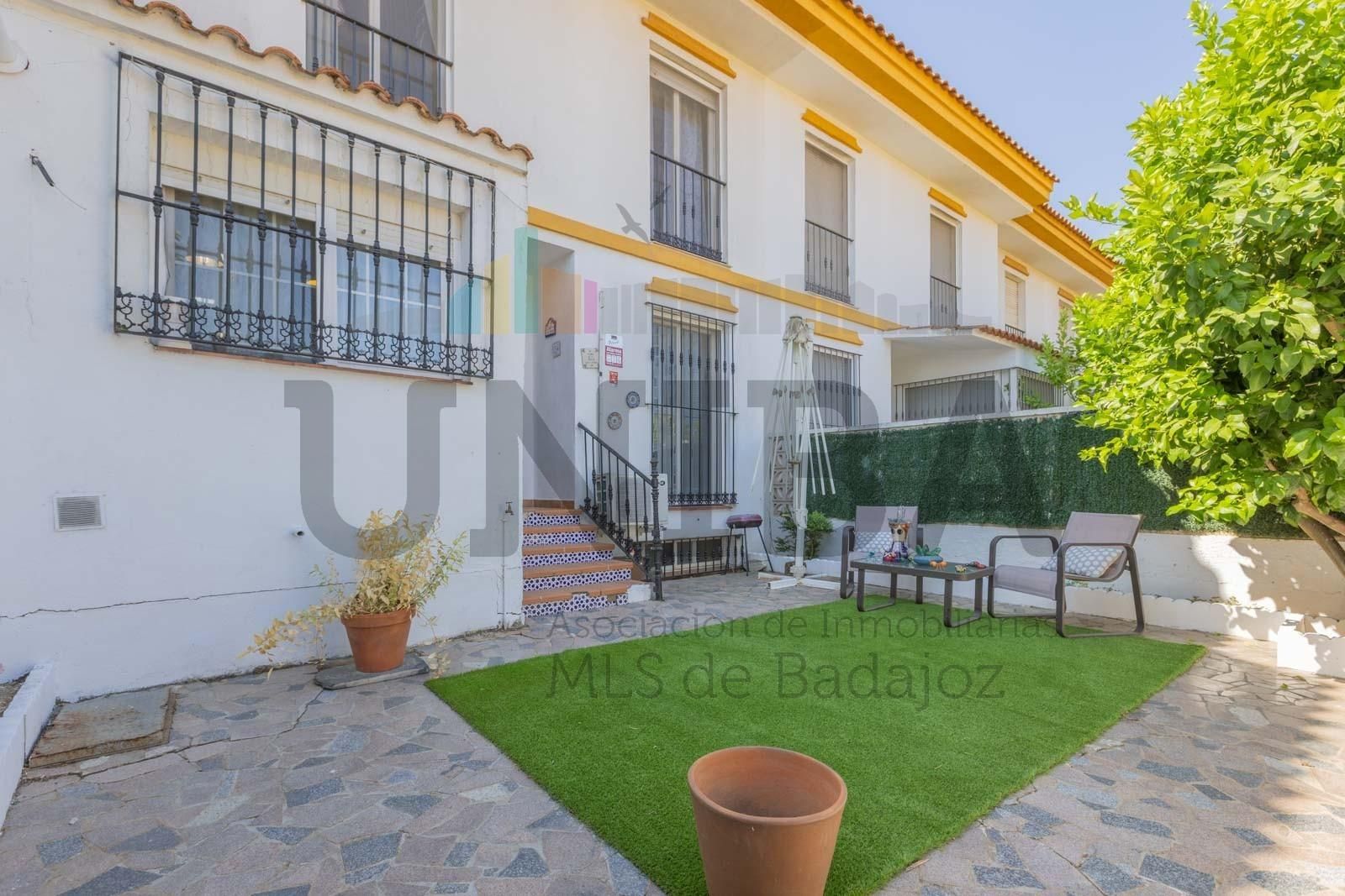 Garden of Single-family semi-detached for sale in Badajoz Capital  with Air Conditioner, Heating and Private garden