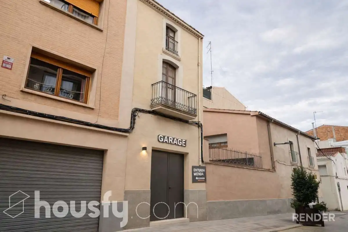 Vista exterior de Casa adosada en venda en Vilafranca del Penedès amb Terrassa i Balcó