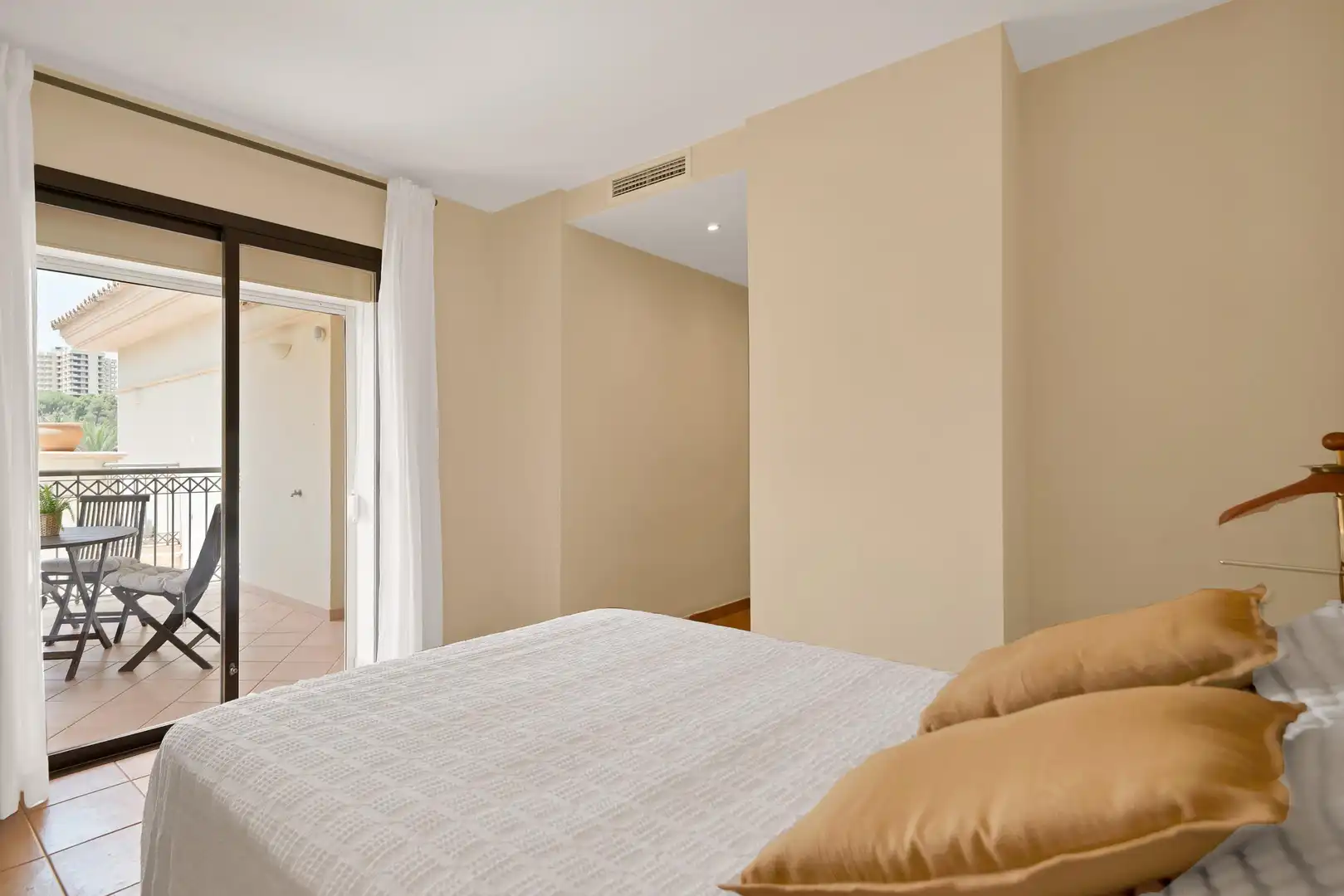 Schlafzimmer von Wohnungen zur Miete in Marbella mit Klimaanlage, Heizung und Privatgarten