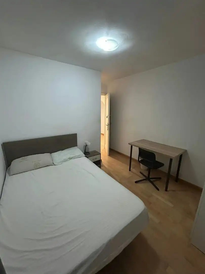 Bedroom of Flat for share in Barcelona  with Washing machine