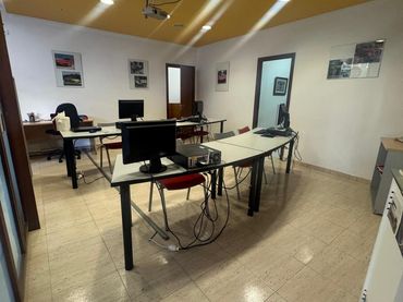 Locale commerciale in vendita a A Piringalla - Albeiros - Garabolos
