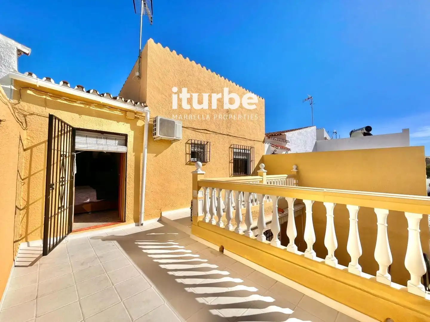 Vista exterior de Casa adosada en venta en Marbella con Aire acondicionado, Terraza y Horno