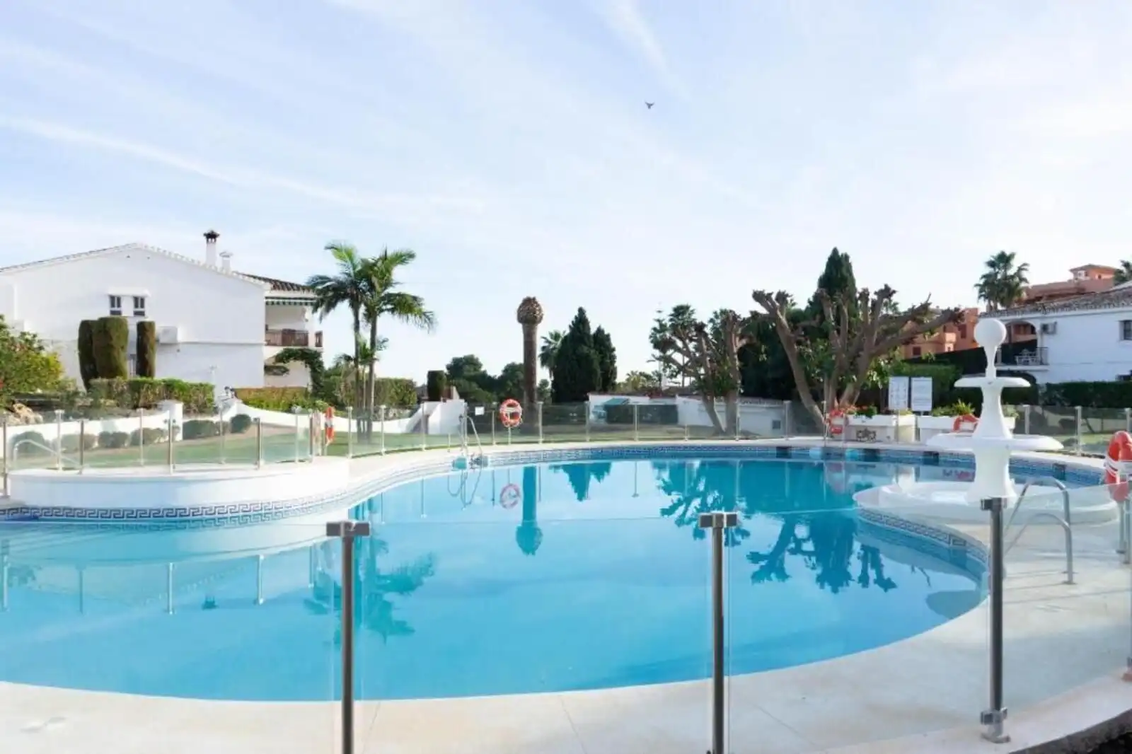 Piscina de Pis en venda en Benahavís amb Aire condicionat, Terrassa i Moblat
