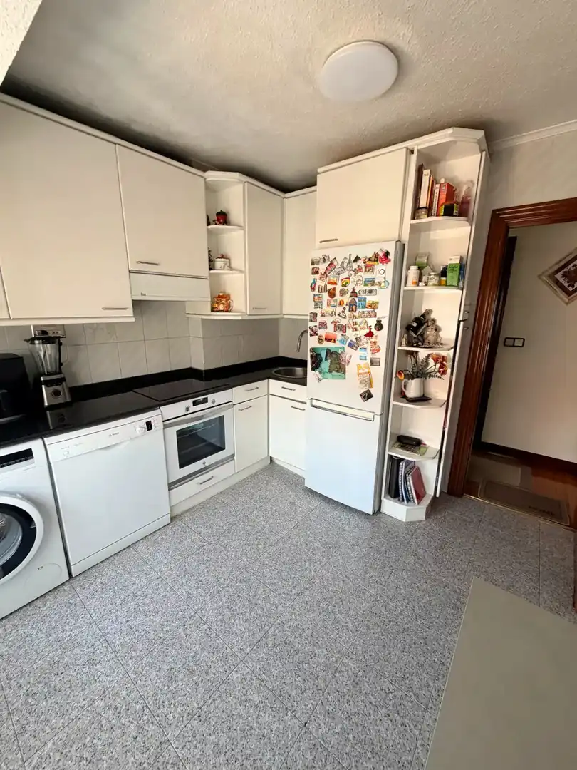 Küche von Wohnung zum Verkauf in Portugalete mit Heizung, Ofen und Waschmaschine