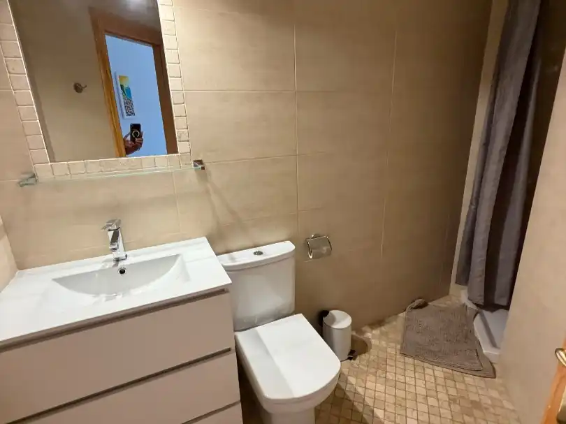 Bany de Pis de lloguer en Fuengirola amb Aire condicionat, Terrassa i Balcó