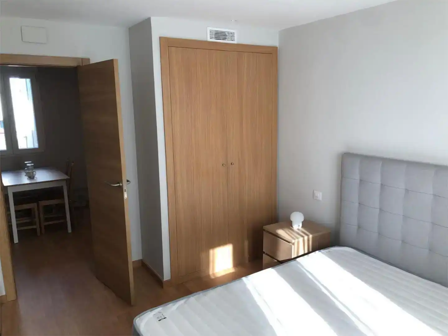 Schlafzimmer von Dachboden zur Miete in  Madrid Capital mit Balkon