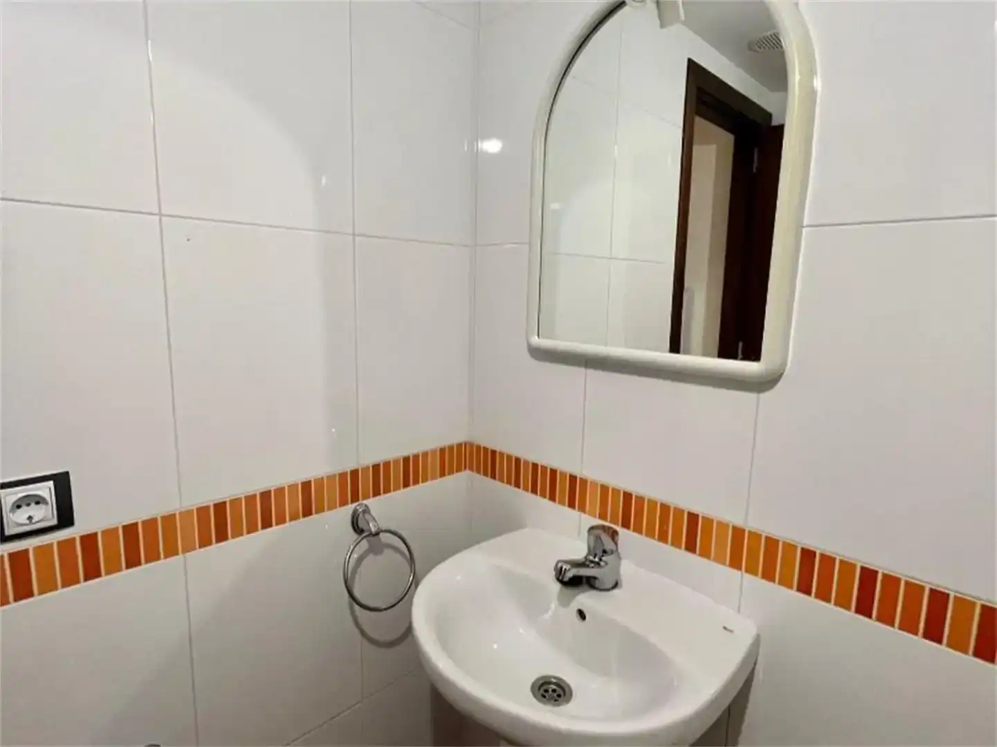 Badezimmer von Geschaftsraum zur Miete in Ames mit Klimaanlage und Parkett