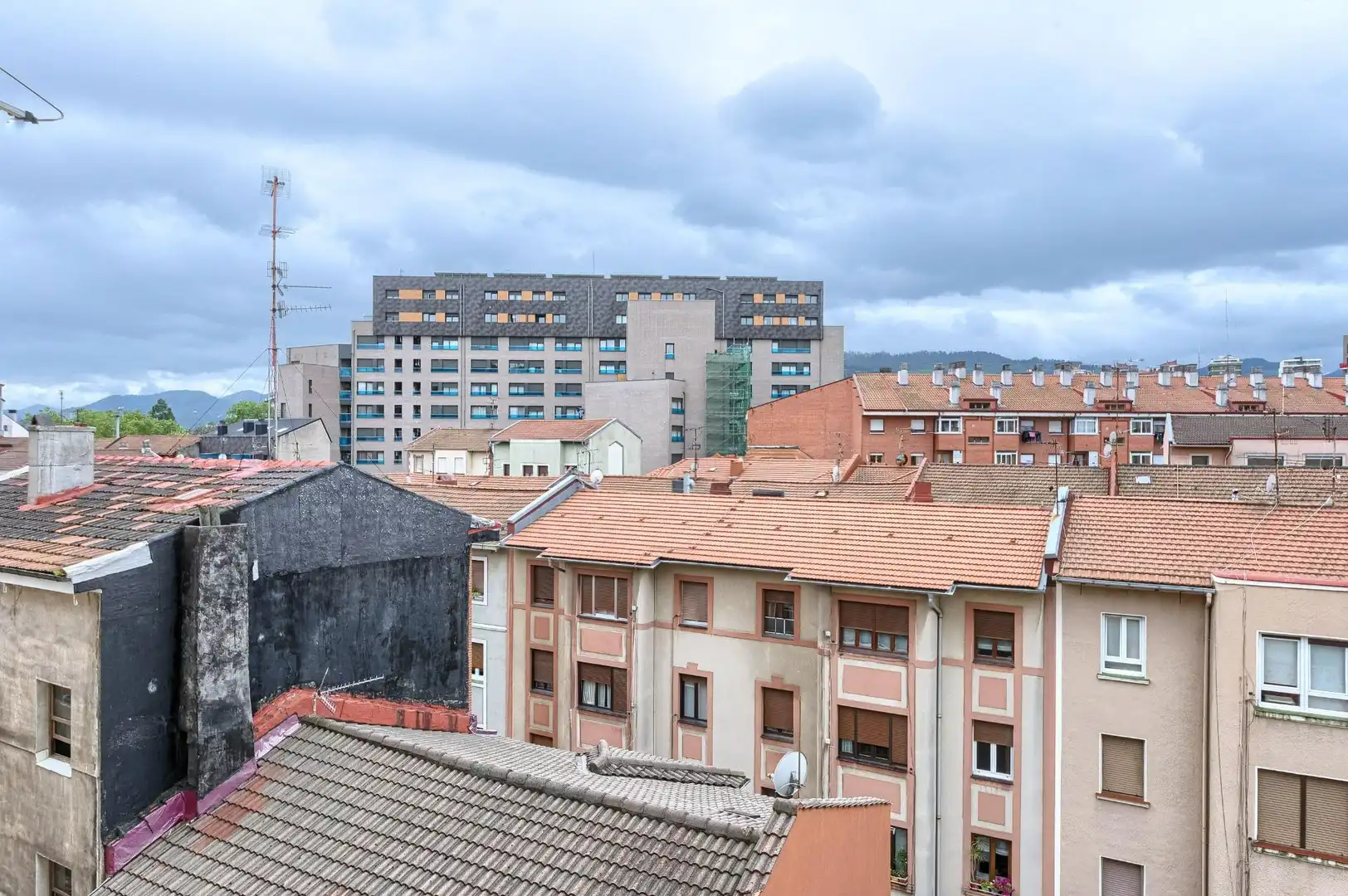 Vista exterior de Pis en venda en Barakaldo  amb Calefacció, Jardí privat i Moblat
