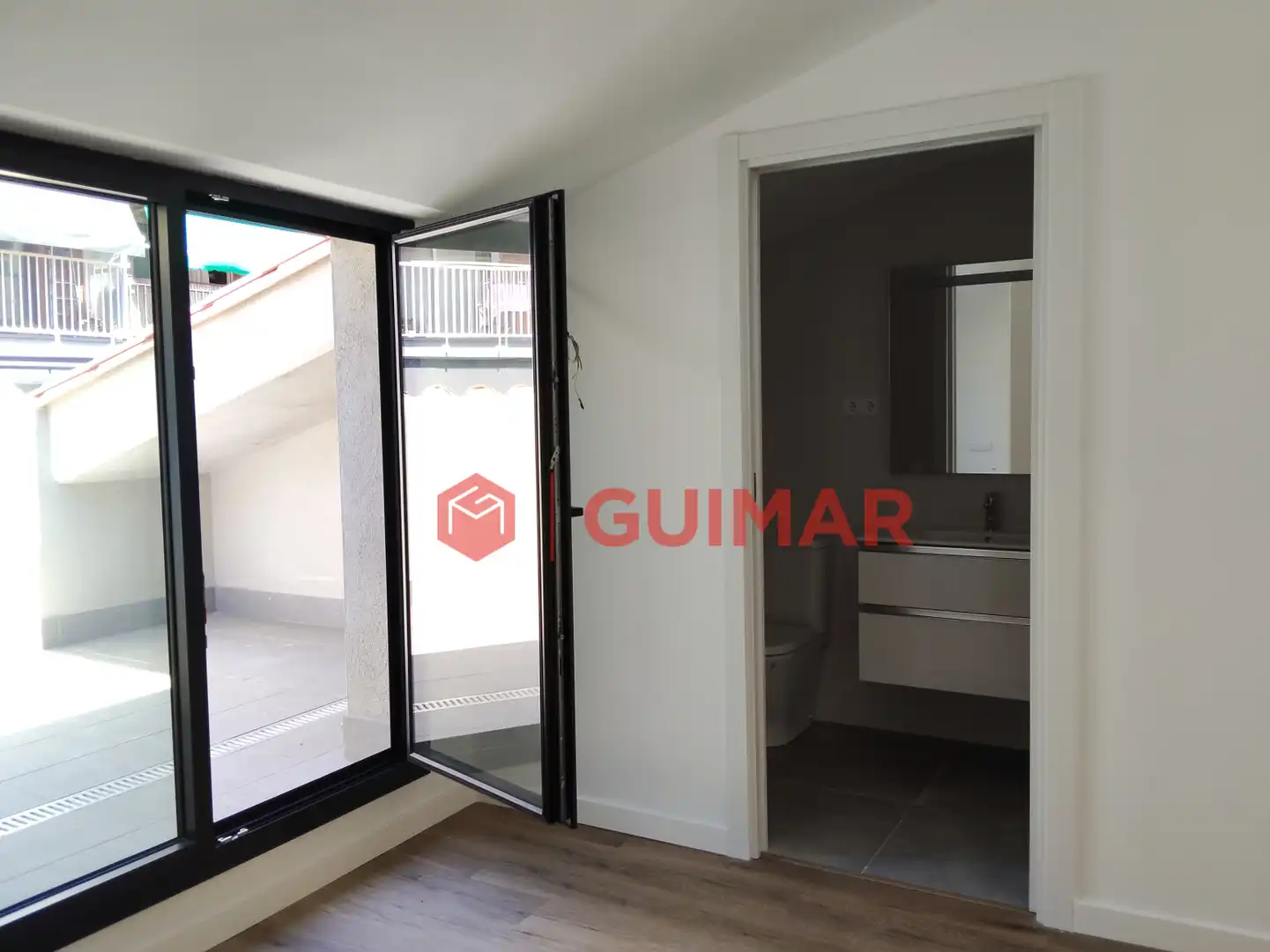 Schlafzimmer von Wohnung zum Verkauf in Sant Joan Despí mit Klimaanlage, Heizung und Privatgarten