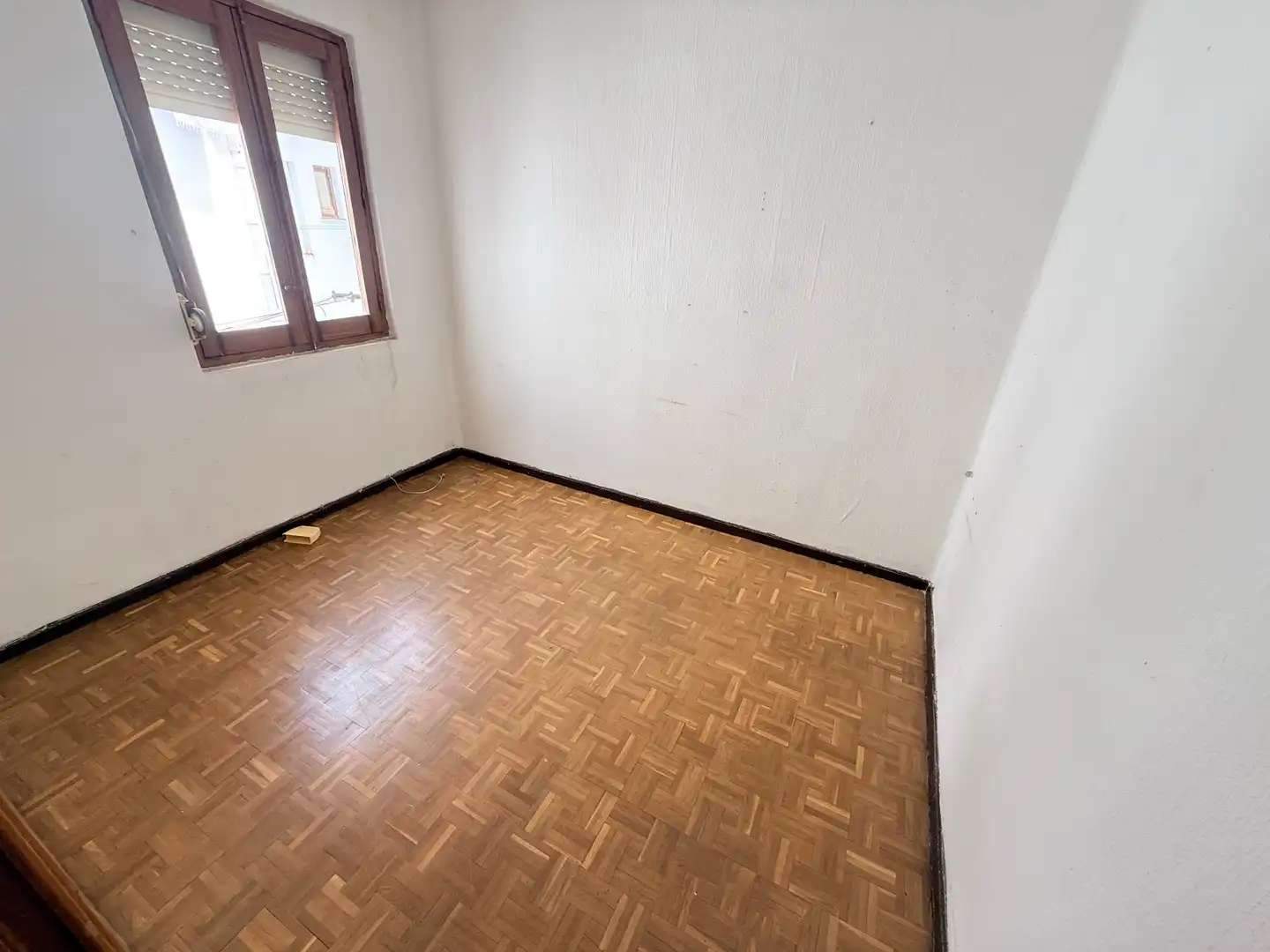 Dormitori de Apartament en venda en León Capital  amb Parquet, Traster i Balcó