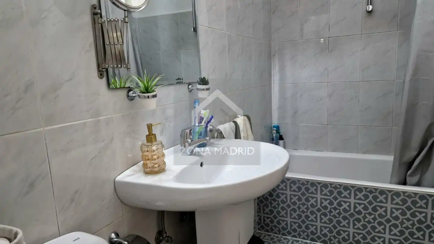 Bathroom of Flat for sale in Madrid  with Furnished