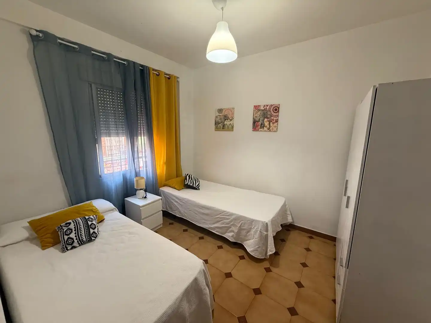 Habitación de Piso de alquiler en Huelva con Aire acondicionado, Amueblado y Lavadora
