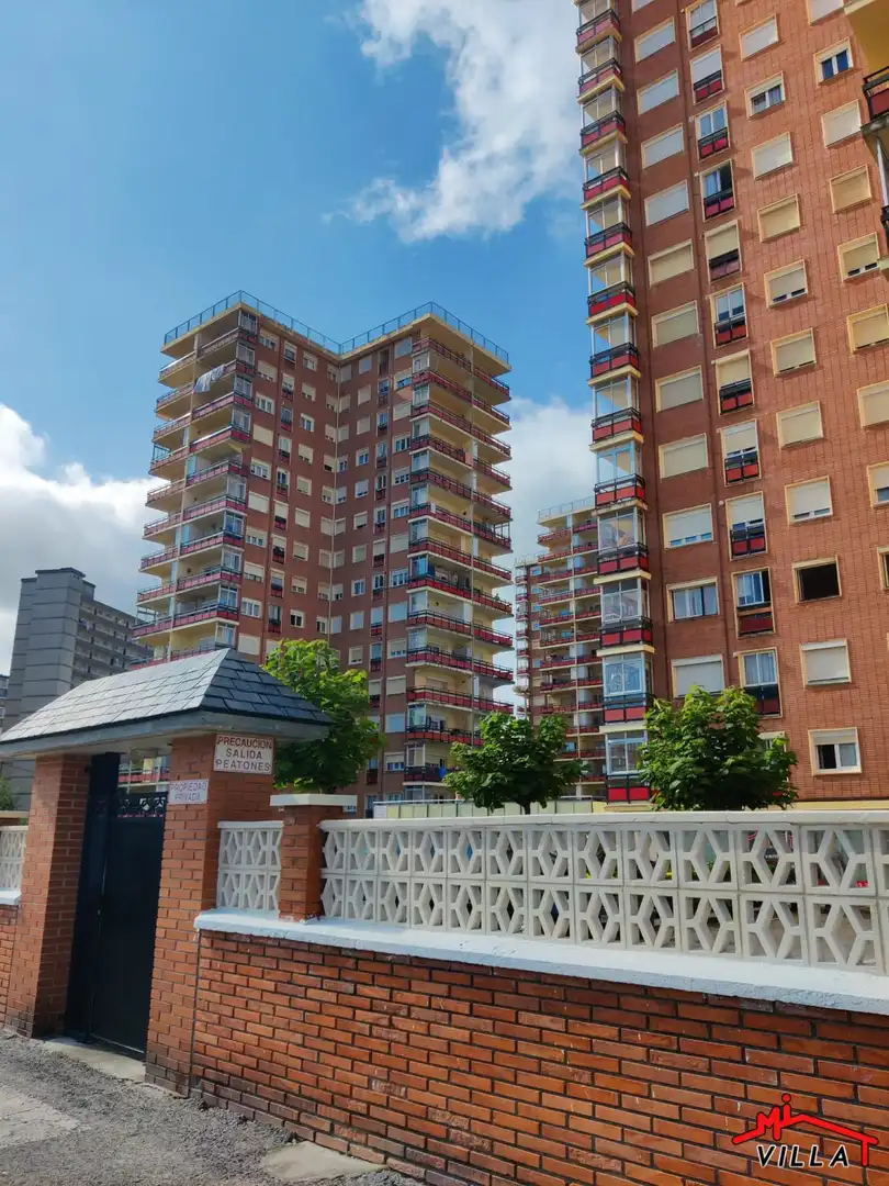 Vista exterior de Pis en venda en Laredo amb Calefacció, Parquet i Terrassa