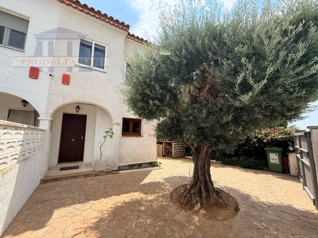 Casa bifamiliare in vendita a Calle Azalees De Les