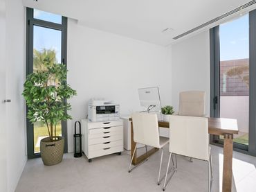 Detached house with pool for sale in Calle Munich