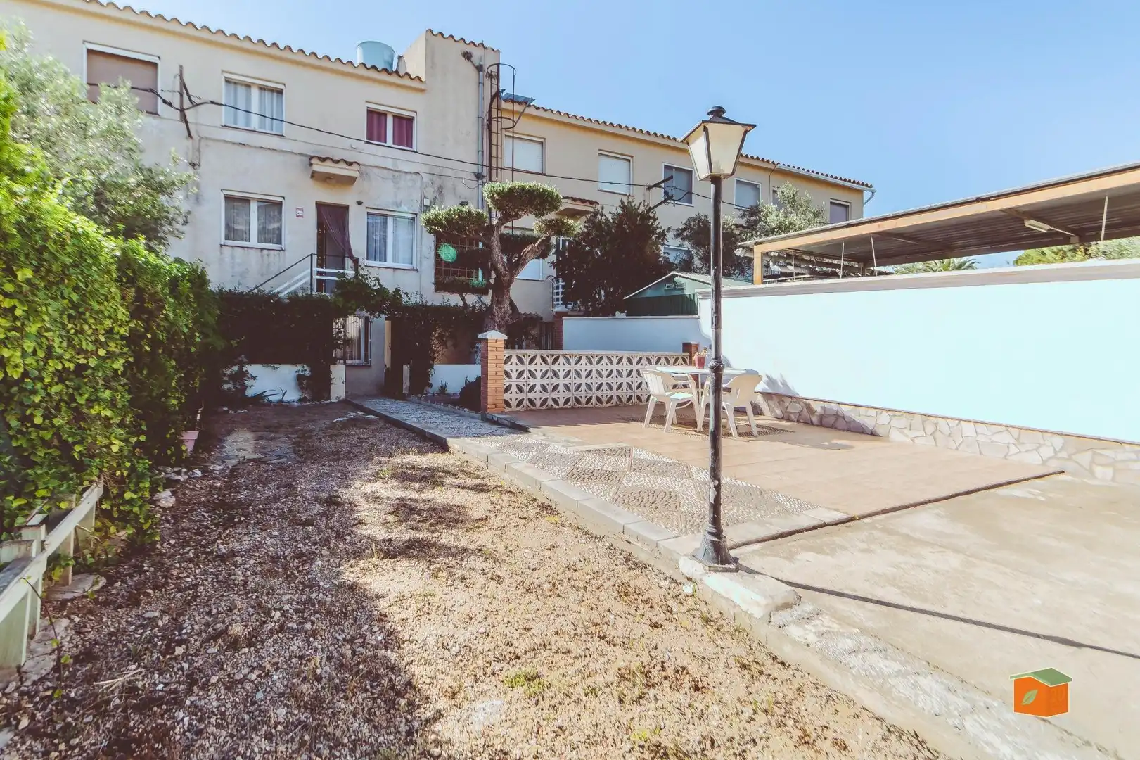 Vista exterior de Casa adosada en venda en Alcanar amb Jardí privat, Terrassa i Moblat