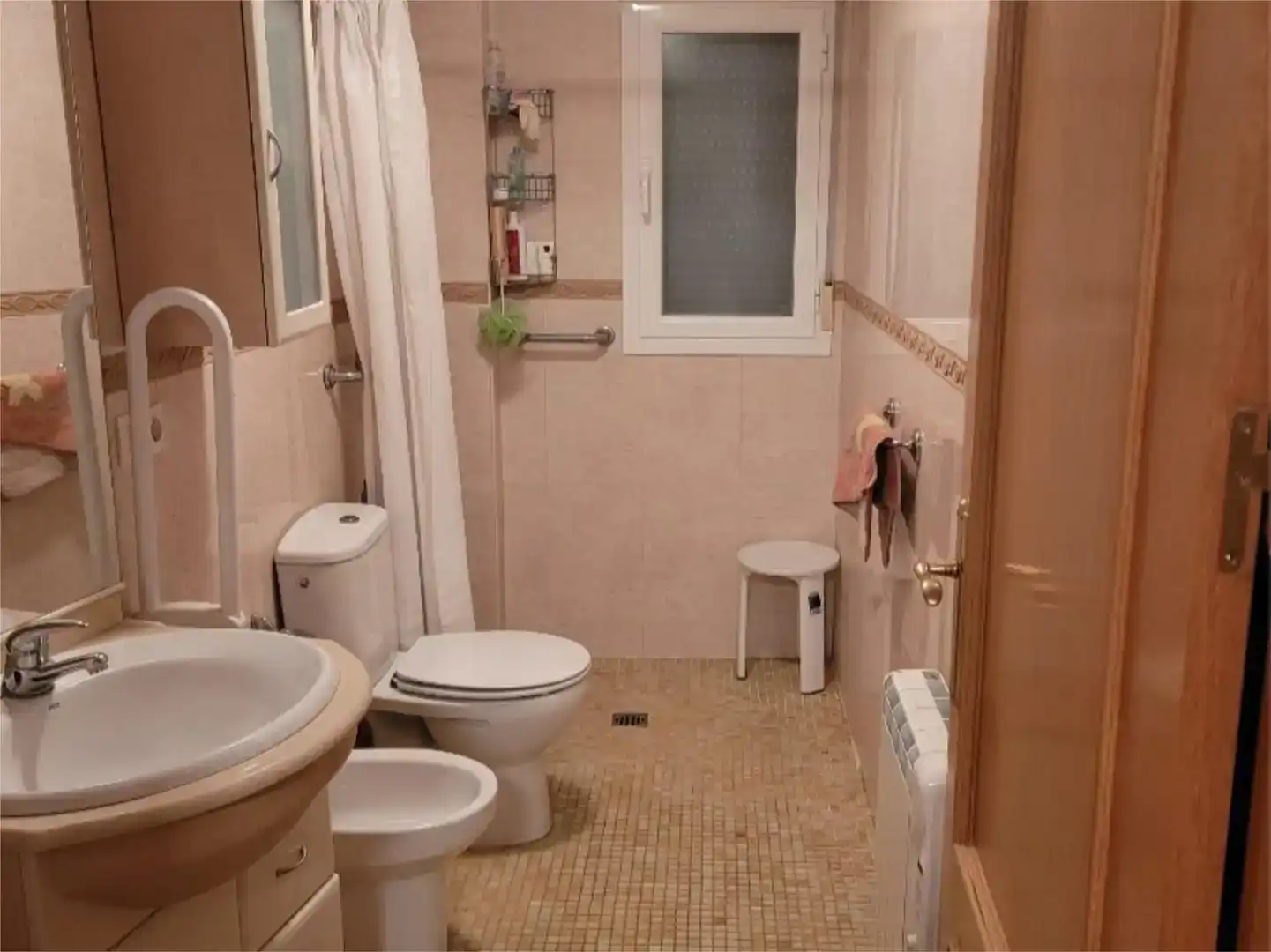 Baño de Piso en venta en Salvacañete con Parquet, Trastero y Amueblado
