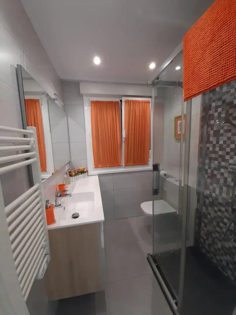 Baño de Piso de alquiler en Laredo con Calefacción, Terraza y Amueblado