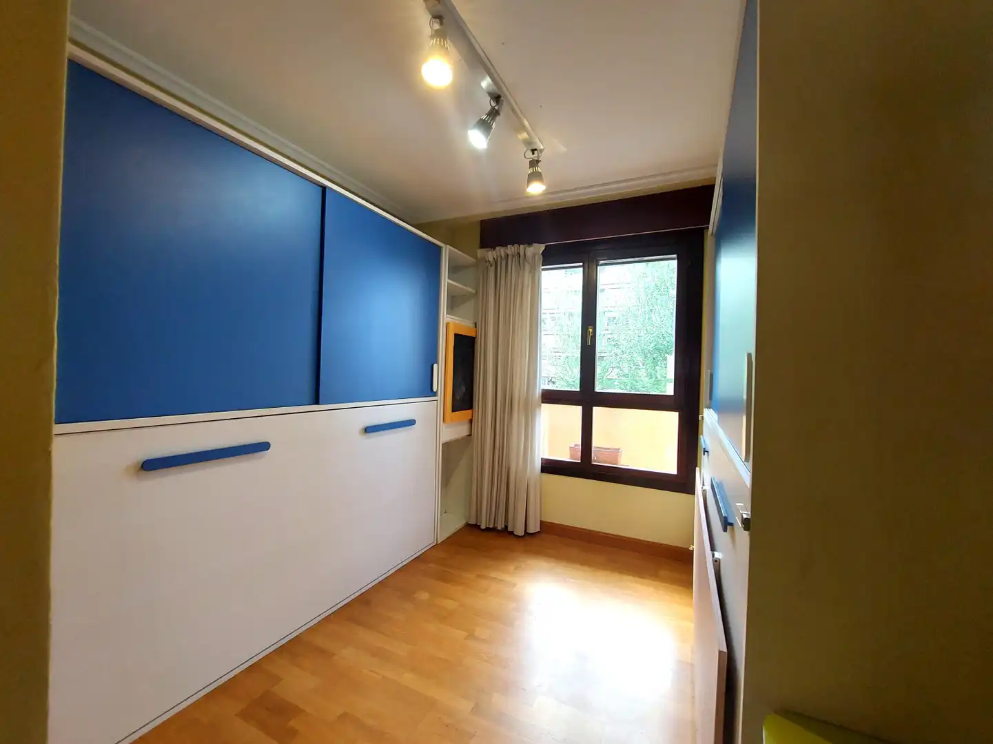 Habitación de Piso de alquiler en  Logroño con Calefacción, Balcón y Piscina comunitaria