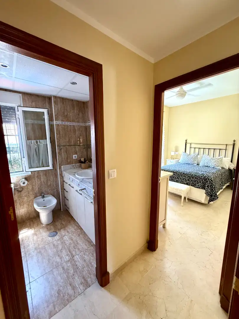 Bany de Casa adosada en venda en Espartinas amb Jardí privat, Terrassa i Piscina
